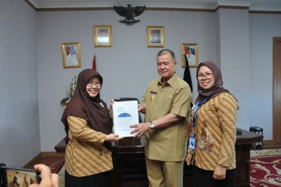 Wagub Serahkan Bantuan